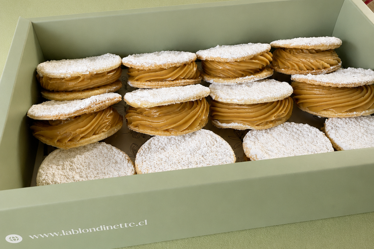 Dulces Chilenos Alfajores Hojarasca con manjar - La Blondinette